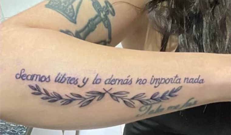 El tatuaje con la frase de San Martín. Foto: @luzz.victoria