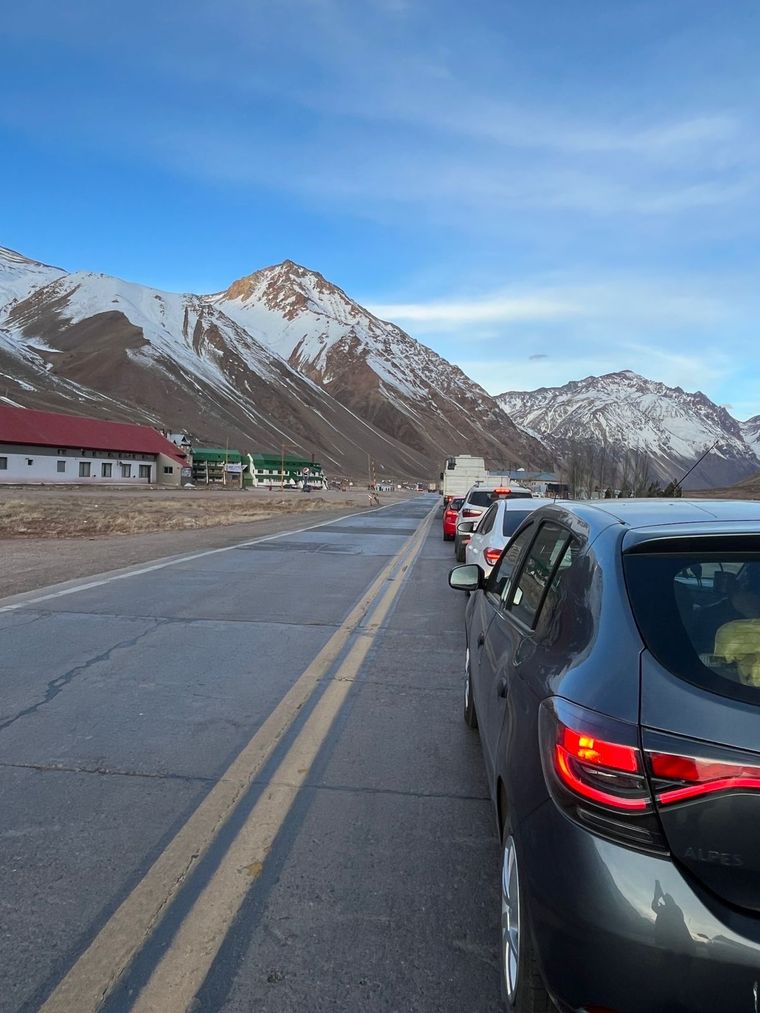 Las filas son de más de 15 kilómetros. Foto: MDZ.