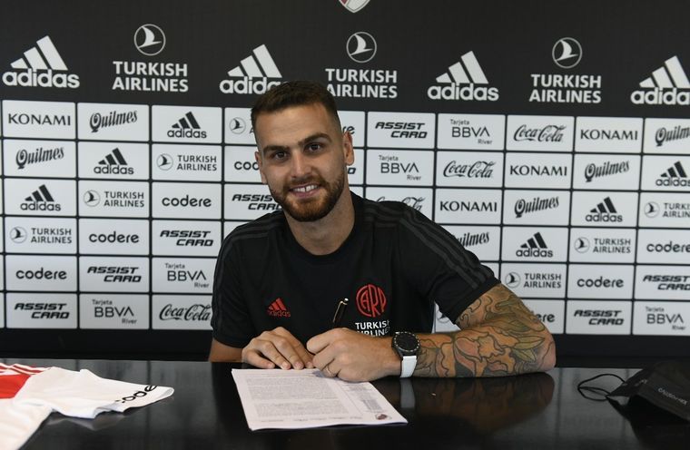 El defensor firmó su contrato por dos años. Foto: River Plate