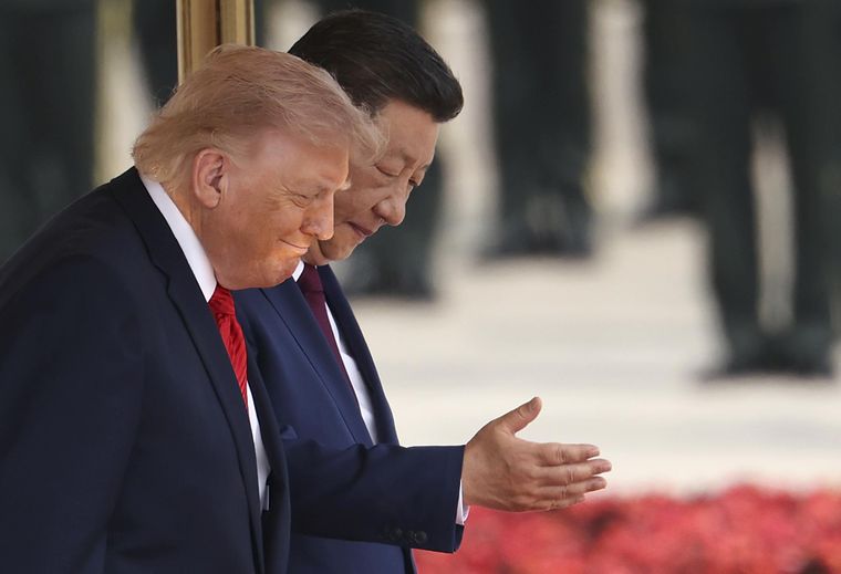 Donald Trump y Xi Jinping caminan juntos a la par. Foto Efe