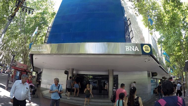 Banco Nación ofrece varios descuentos. Foto: ALF PONCE MERCADO / MDZ