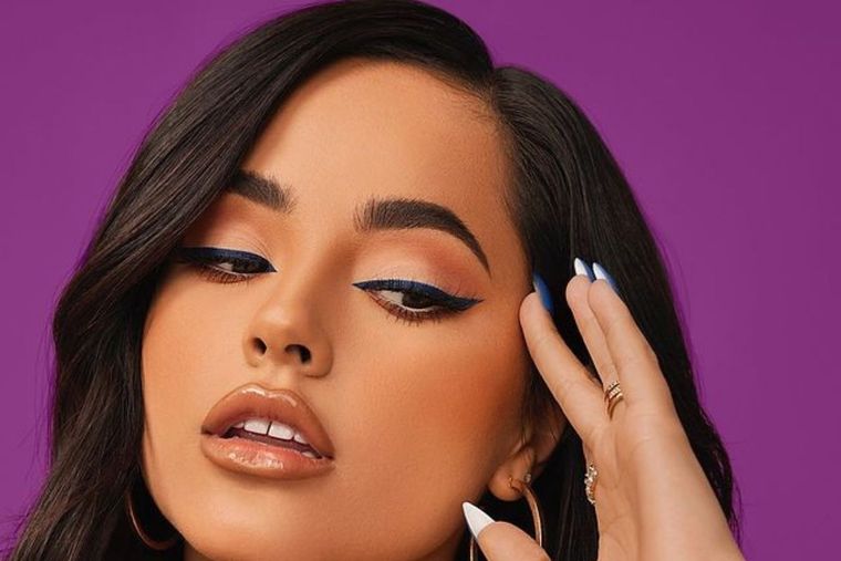 Becky G nos muestra qué fácil que es usar un blazer de cuero con prendas básicas. Foto: Instagram Becky G