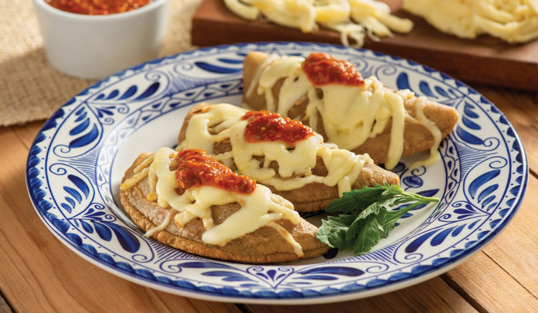Aunque hoy se rellenan con muchos ingredientes, la receta original de quesadillas fritas solo llevaba queso, demostrando que la sencillez también puede ser deliciosa.