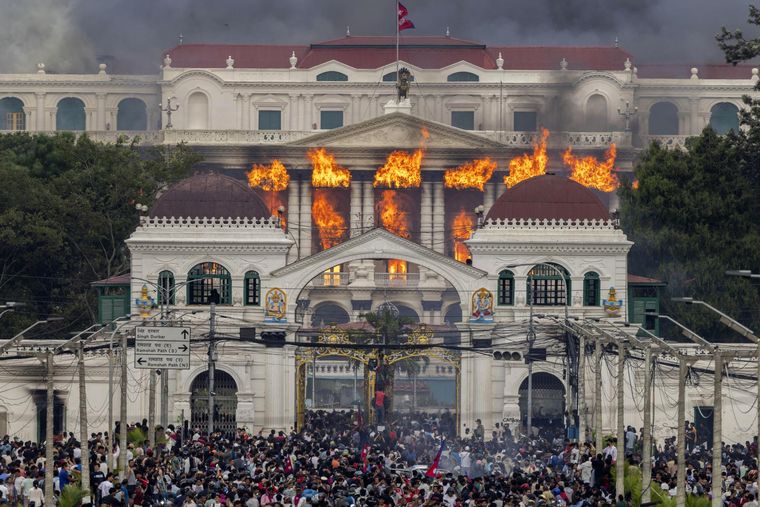 Nepal arde, en medio de protestas y con toque de queda. Foto Efe