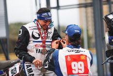 Javi Vega y Sara García protagonizaron un hermoso momento en el podio. Foto: @dakar