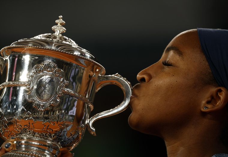 Coco Gauff celebra con la Copa Suzanne Lenglen después de ganar su partido final de Roland Garros contra Aryna Sabalenka.