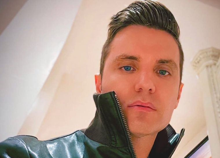 Santiago del Moro sigue siempre la misma estrategia para elegir sus outfits para Gran Hermano 2025. Foto: Instagram @santidelmoro