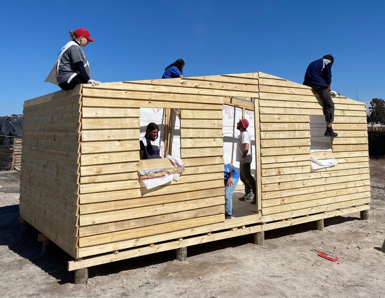 De la cancha a la comunidad: voluntarios de TECHO construirán hogares con ayuda del futsal. Foto: Fundación TECHO