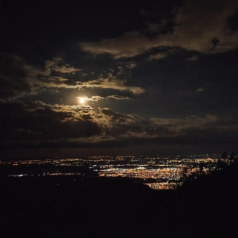 Muchos suelen ir en las noches de luna llena al Cerro Arco. Muchos suelen ir en las noches de luna llena al Cerro Arco.