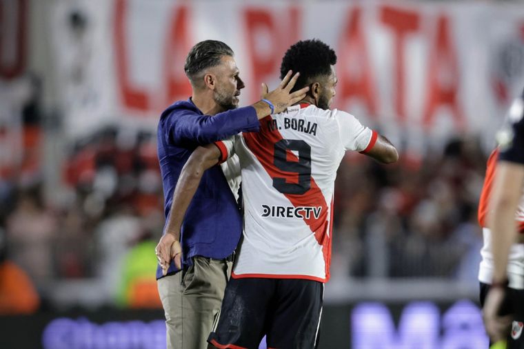 El abrazo de Borja con Demichelis. Foto: FotoBaires