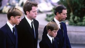 Charles Spencer (segundo desde la izquierda) dijo que no estaba de acuerdo con Carlos sobre si William y Harry debían participar en la procesión fúnebre de Diana.