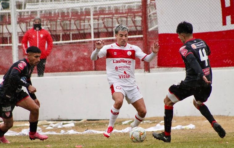 Bajo la nieve, Huracán Las Heras venció a San Martín por el Federal A. Bajo la nieve, Huracán Las Heras venció a San Martín por el Federal A.