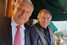 Joan Manuel Serrat y Andrés López Obrador El cantante y el mandatario compartiendo un buen momento en el Palacio nacional. Foto: Fuente: Imagen / Twitter / @lopezobrador_