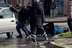 Una agente de tránsito intentó intervenir para calmar la situación, pero fue agredida Foto: captura video Una agente de tránsito intentó intervenir para calmar la situación, pero fue agredida Foto: captura video