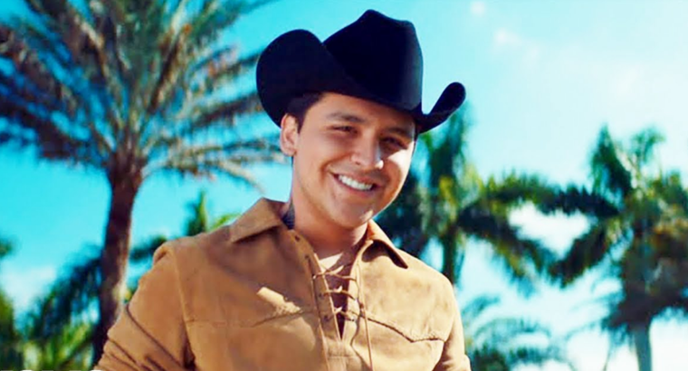 Christian Nodal tuvo un rotundo cambio de look luego de la lluvia de tatuajes que se realizó.