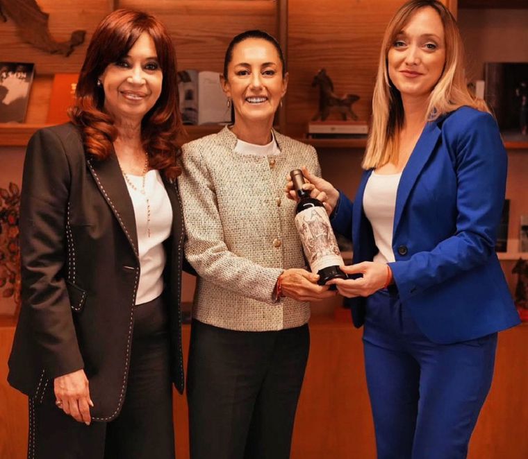Cristina y Anabel junto a la presidenta electa de México y un vino icónico de la Argentina. Foto: Instagram