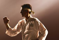 cobra kai, la serie a la que todo el mundo llego tarde (pero que igual es un exito)