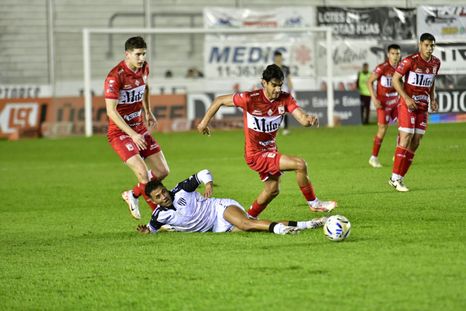 Deportivo Morón derrota a Gimnasia y se pone a tres del Lobo mendocino en la pelea por el ascenso. Deportivo Morón derrota a Gimnasia y se pone a tres del Lobo mendocino en la pelea por el ascenso.