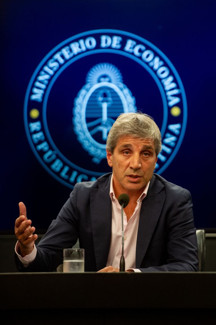 Pymes: Luis Caputo confirmó la baja de las tasas de interés de los planes de pagos Foto: Telam