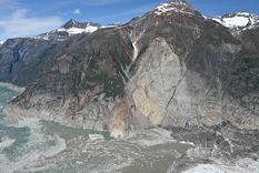 Vista aérea del deslizamiento de tierra y el tsunami de agosto de 2025 cerca del glaciar South Sawyer, en Alaska.