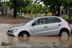 Autos sumergidos en Luján por la inundación a raíz del diluvio. Foto: Alf Ponce Mercado/MDZ