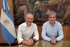 Luis Caputo junto al nuevo secretario de Finanzas, Alejandro Lew.
