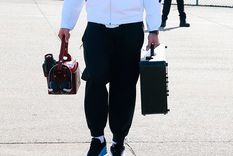 El Dibu calentó la previa del duelo ante el PSG. Foto: Aston Villa