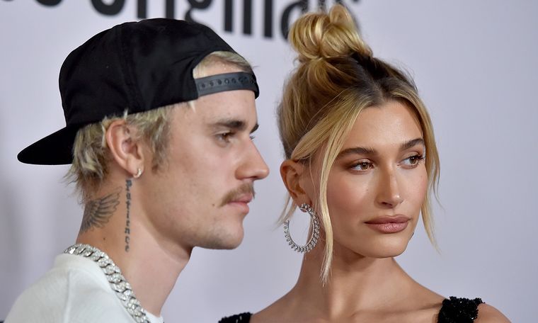 Hailey Bieber sabe cómo lucir cada prenda. Foto: Hello Magazine