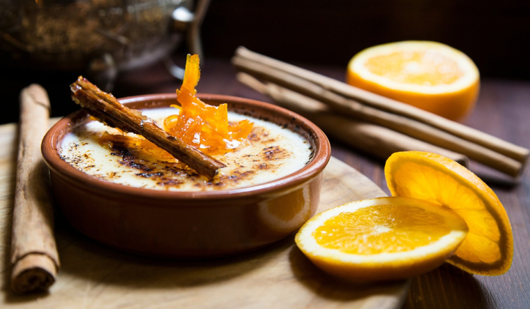 Dulce }tradicional: crema catalana para endulzar tus días Foto: Shutterstock
