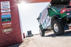 El vivac se va poblando de máquinas. Foto: @RallyDakar