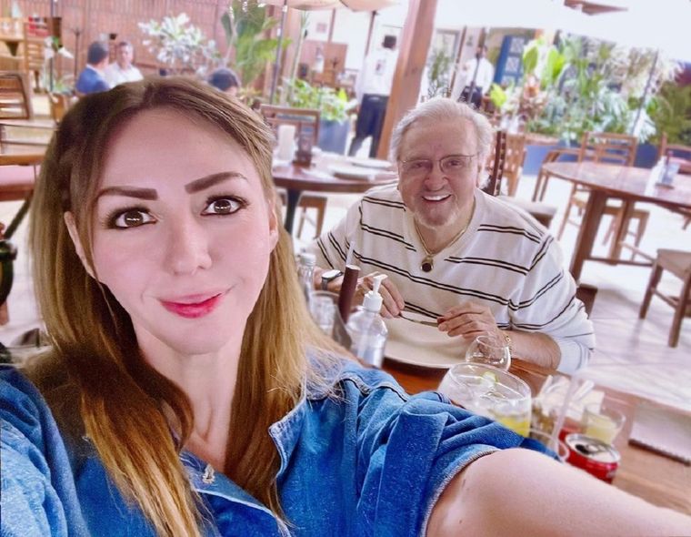 Vanesa junto a su padre Carlos Villagrán. Foto: Instagram