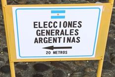 con barbijo y birome propia: asi voto una pareja de argentinos en madrid