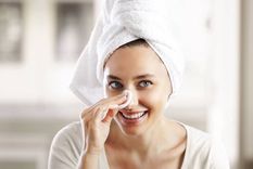 Para el cuidado de la piel, la dermatóloga Giraud Billoud dice que no siempre lo más caro es lo mejor Foto: CuepoMente