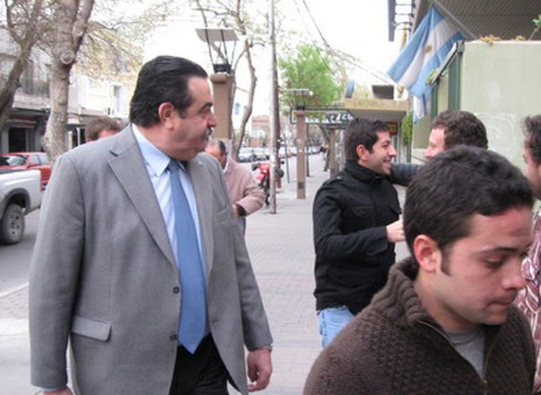 Ruiz (traje) ingresa al tribunal mientras Girala saluda a un amigo (al fondo). Gomina fue el primer testigo (de). Foto: Carlos Fernández/MDZ