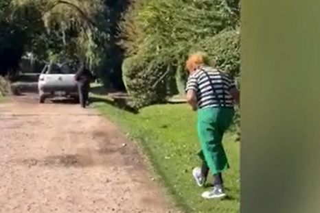 La Policía Bonaerense logró detener a Fabián Jesús Bravo, conocido como “Gordo Pey”, señalado como el narco más buscado del partido de San Martín, en un operativo donde los efectivos se disfrazron de payasos.. La Policía Bonaerense logró detener a Fabián Jesús Bravo, conocido como “Gordo Pey”, señalado como el narco más buscado del partido de San Martín, en un operativo donde los efectivos se disfrazron de payasos..