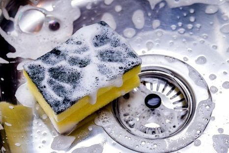 La esponja de la cocina es uno de los elementos con más gérmenes. Foto: GETTY IMAGES La esponja de la cocina es uno de los elementos con más gérmenes. Foto: GETTY IMAGES