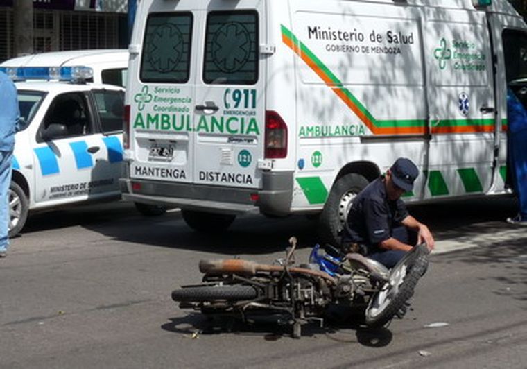 El motociclista sufrió politraumatismos varios pero no de gravedad.