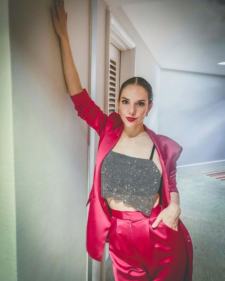 Trajes + Barbiecore: la tendencia que elige Julieta Nair Calvo para el verano Foto: Instagram