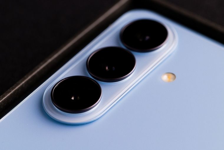 La nueva disposición de las cámaras en el Samsung Galaxy S27 busca optimizar el espacio para la carga inalámbrica. La nueva disposición de las cámaras en el Samsung Galaxy S27 busca optimizar el espacio para la carga inalámbrica.