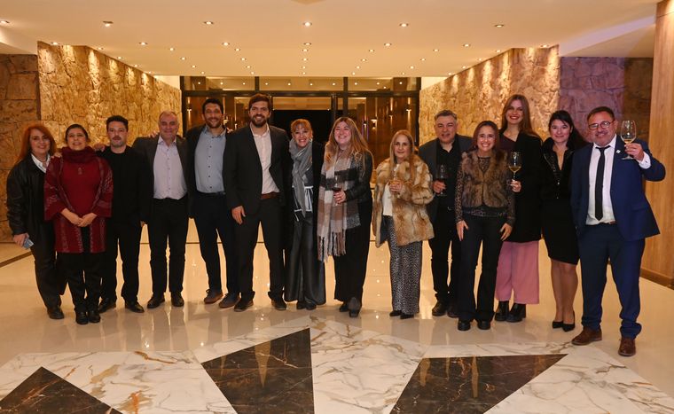 El staff de Pro Mendoza, expositores, funcionarios y algunos invitados, en el brindis final. El staff de Pro Mendoza, expositores, funcionarios y algunos invitados, en el brindis final.