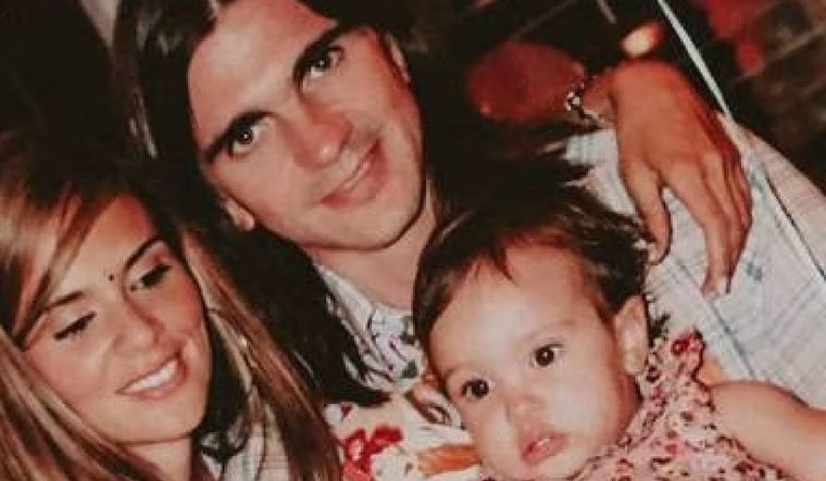 Juanes, junto a su esposa y una muy pequeña Luna cuando era bebé.
