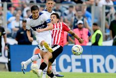 Nacho Fernández lanza la pelota ante la marca de Gabriel Neves en Gimnasia-Estudiantes.