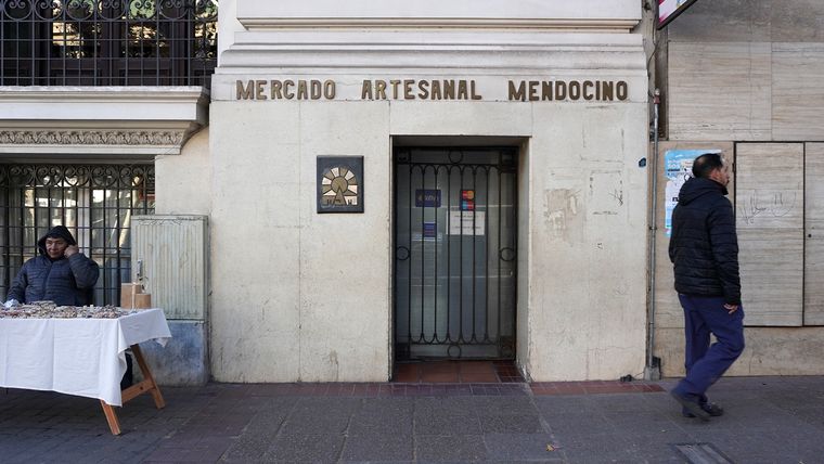 El mercado artesanal, junto con la Policía Turística son las actividades que mantienen el movimiento del ex Emetur. El mercado artesanal, junto con la Policía Turística son las actividades que mantienen el movimiento del ex Emetur.