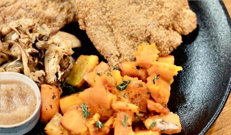 La milanesa de cordero es una variante de la clásica carne de ternera empanada. Resulta muy sabrosa y original. Foto: Instagram