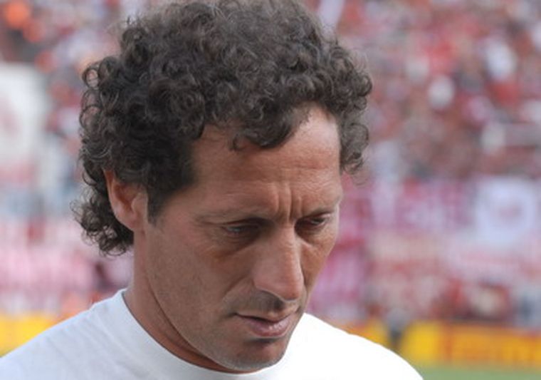 Pedro Troglio y un duro presente durante su estadía en Banfield. Foto: NA Pedro Troglio y un duro presente durante su estadía en Banfield. Foto: NA