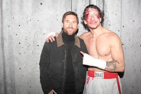 El capitán no dudó y fue al teatro en Argentina. Foto: RS Fotos. El capitán no dudó y fue al teatro en Argentina. Foto: RS Fotos.