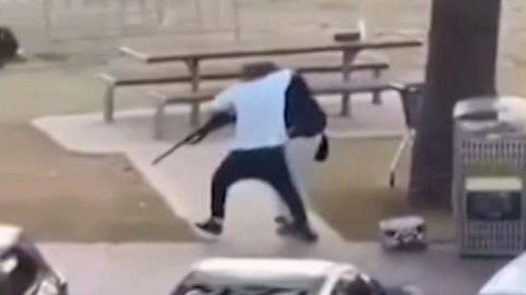 El hombre que desarmó a uno de los atacantes ha sido llamado un "verdadero héroe".