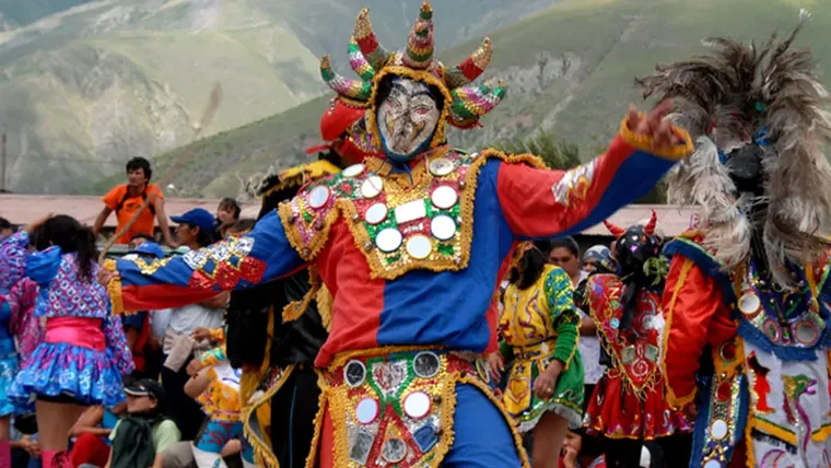 Cada año, el Carnaval transforma calles y cerros de Jujuy. Entre máscaras y trajes brillantes aparece la figura del “diablo”.&nbsp;
