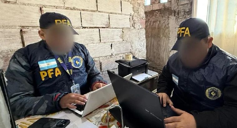 La PFA allanó dos domicilios en La Plata e identificó al joven que se habría puesto en contacto con ISIS. 
