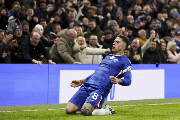 Enzo Fernández está teniendo una gran temporada en Chelsea y es seguido de cerca por PSG y Real Madrid. Enzo Fernández está teniendo una gran temporada en Chelsea y es seguido de cerca por PSG y Real Madrid.